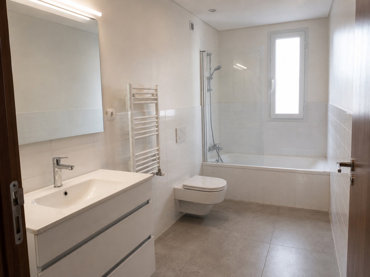 Salle de bain standard d'un appartement récent avant travaux
