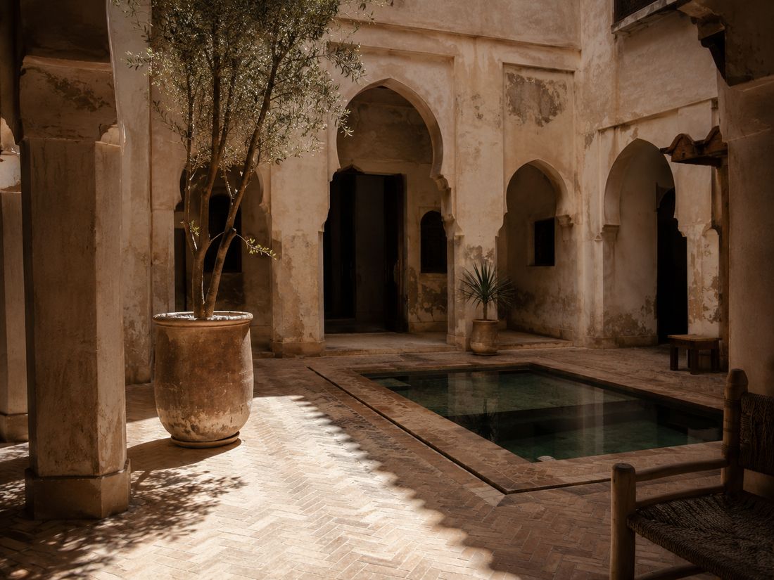 Patio de riad à Marrakech avec arches, bassin et sol en bejmat