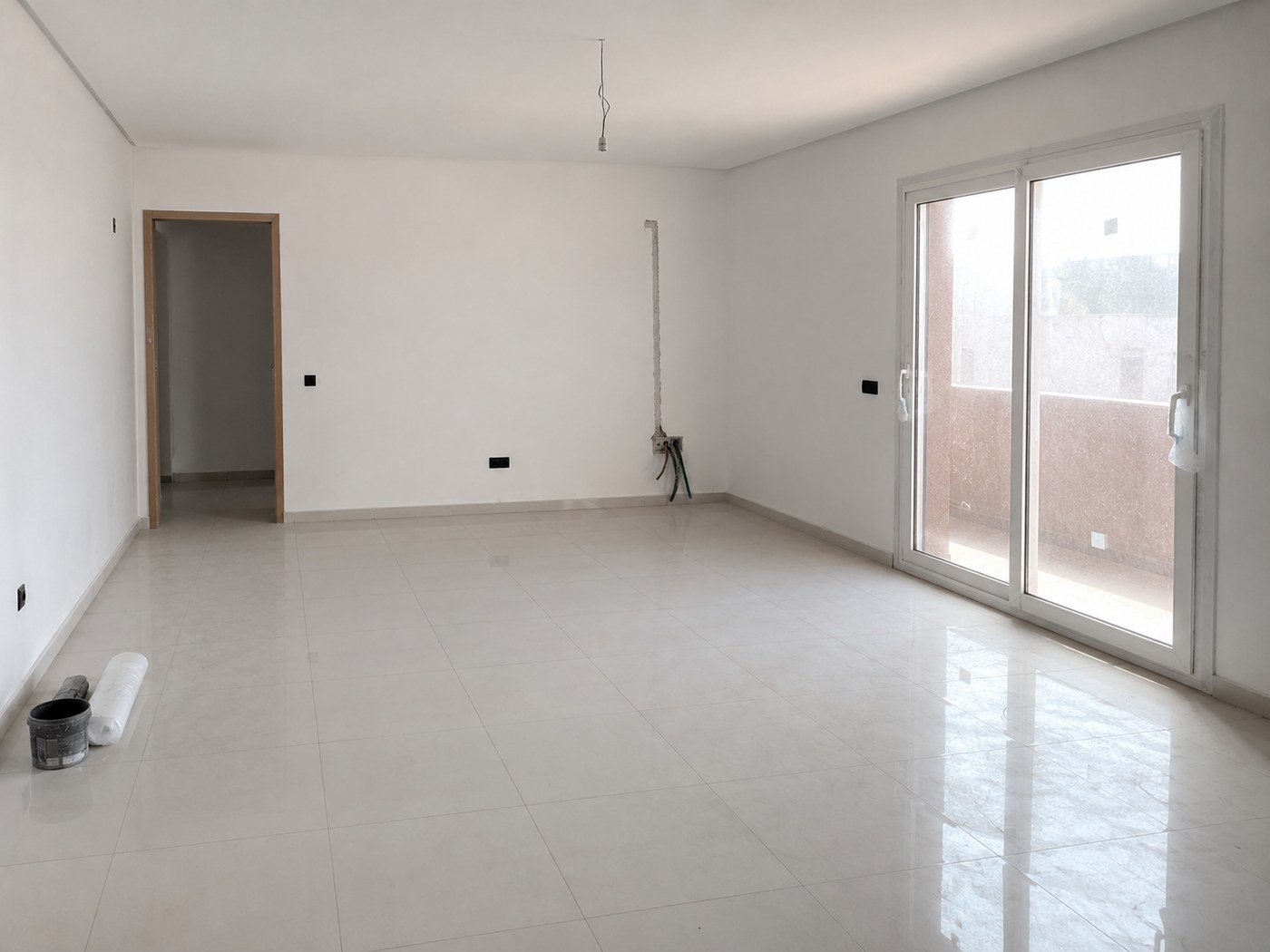 Séjour d'un appartement neuf vide à Marrakech, avant aménagement